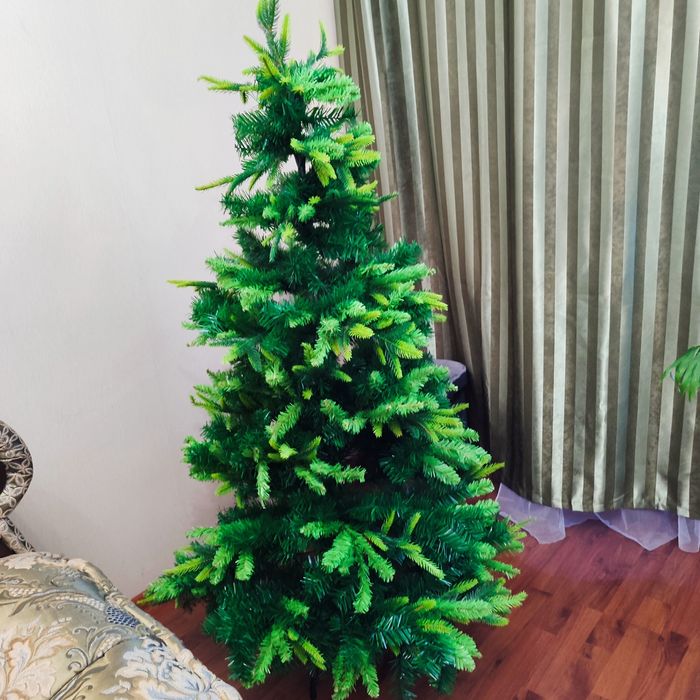 Продам красивую  искусственную ёлку,высота ёлки 150 см.
