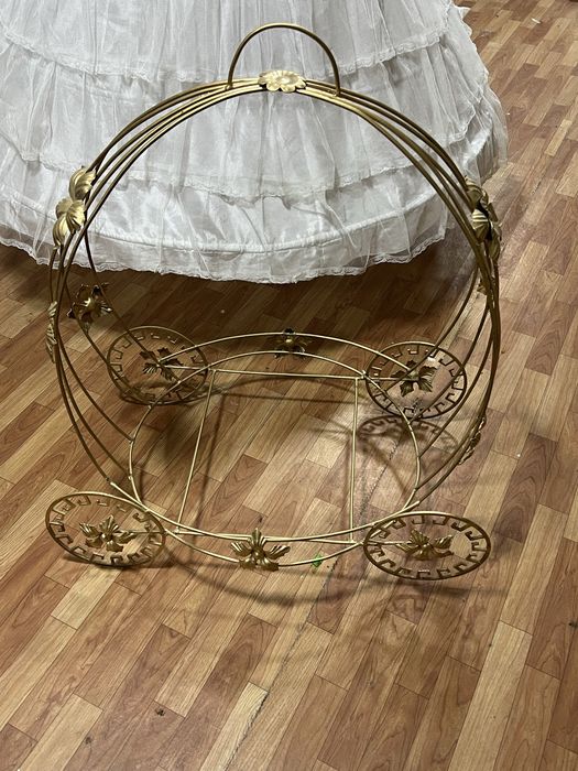 Sarpo sandiqlar sostayanasi yaxshi rangi tillo rang sepilgan