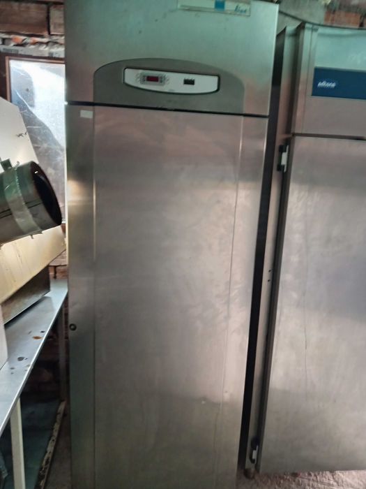 Продава кухненско оборудване на изгодни цени .