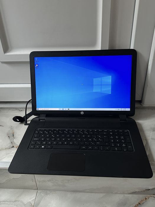 Laptop HP 17 inch, AMD A6, 4gb ram, 500 HDD, Windows 10 Pro.