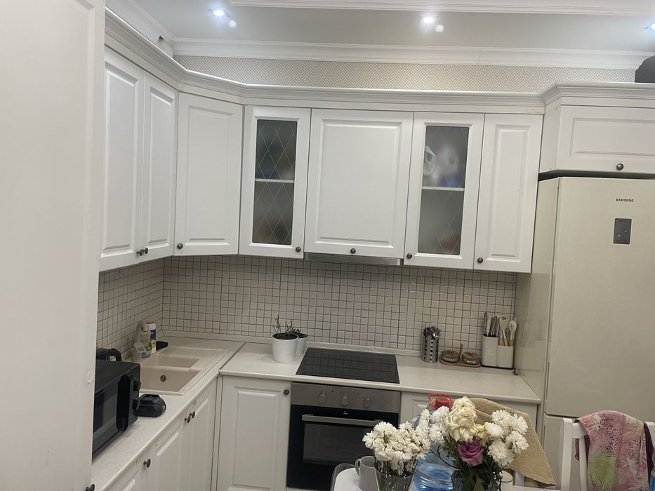 Кухонный гарнитур вместе с плитой и духовкой