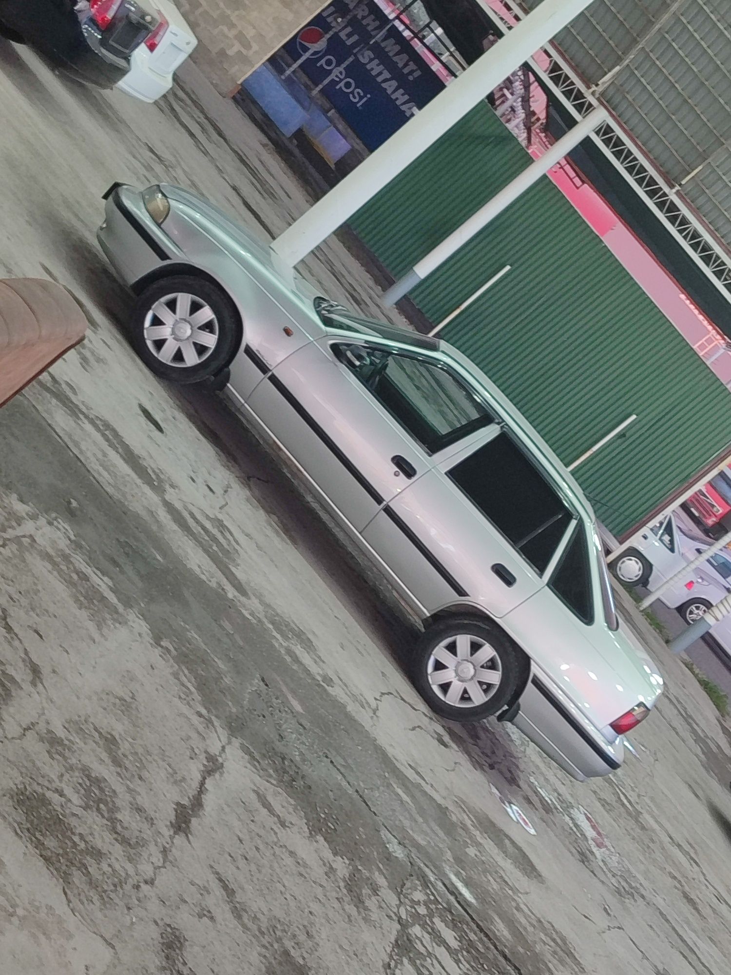 Moshina soz yurib turgan moshina