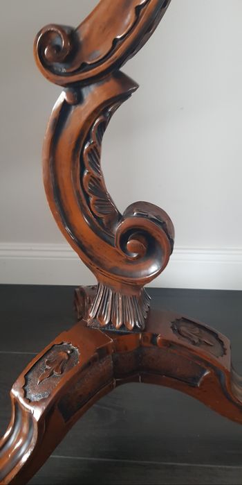 Măsuță veche Art Nouveau din lemn masiv sculptat