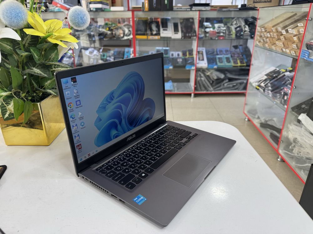 asus core i3 ixchamidan klavyaturasi yonadi 8/256 ssdlik tez ishlaydi