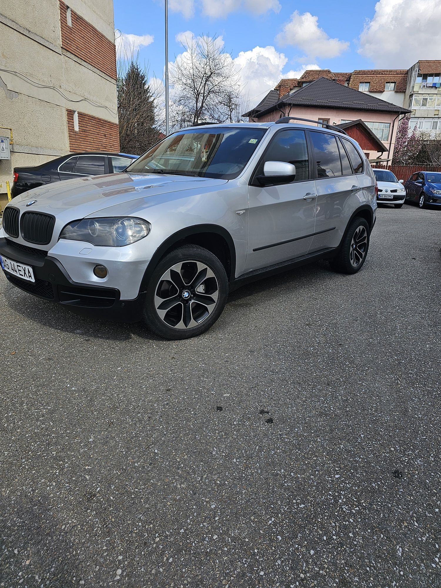 Vând X5 2008 3.0 diesel
Mașina nu necesita investiții in viit