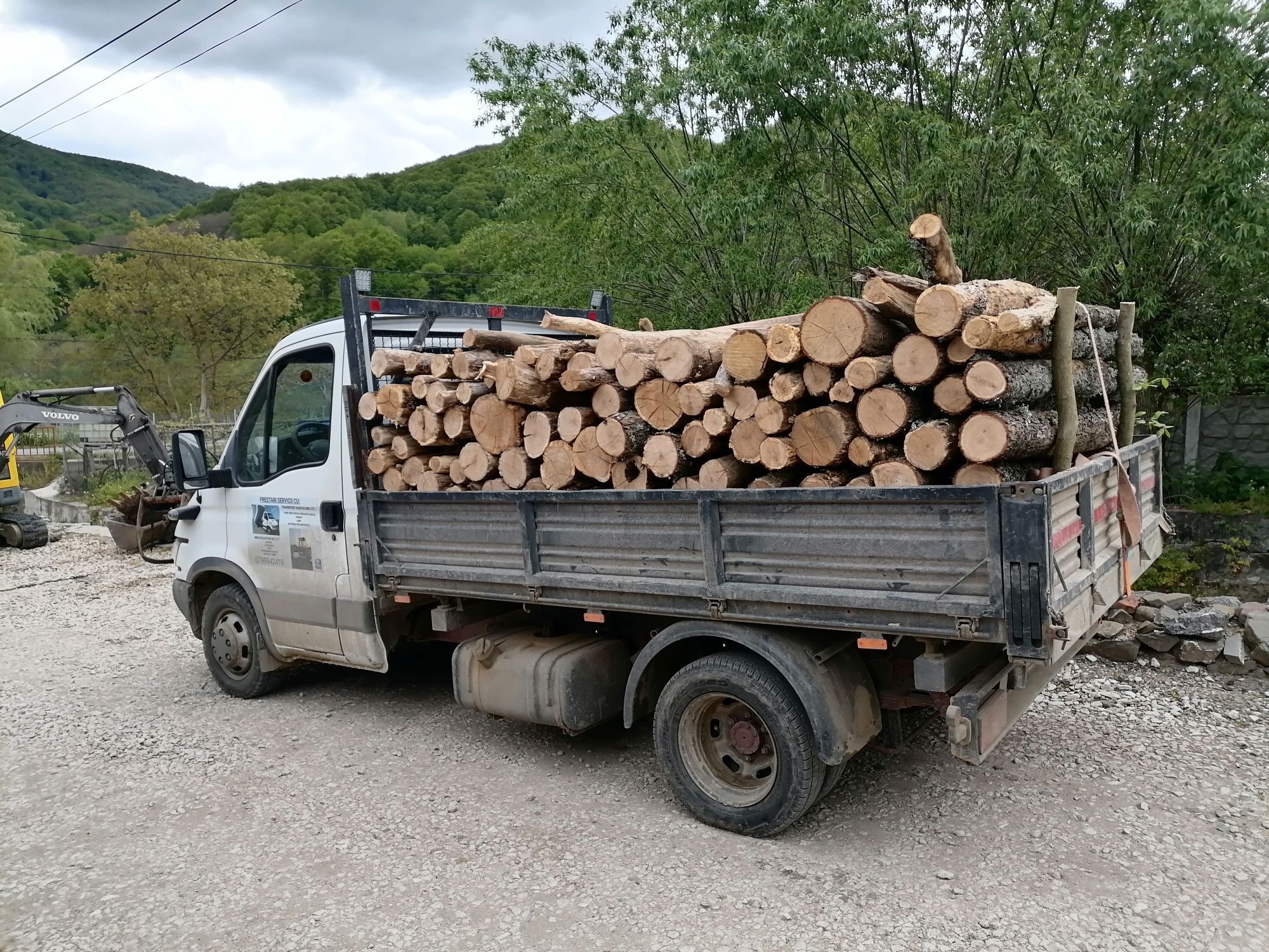 Vand lemne de foc stejar sau fag, atenție prețul depinde de zona