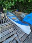 Canoe stabilă și ușor de manevrat – ideală pentru excursii în natură