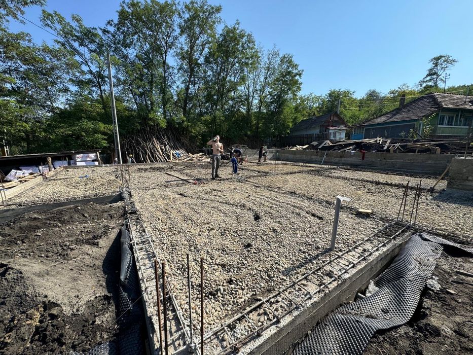 Executam  Case la Rosu