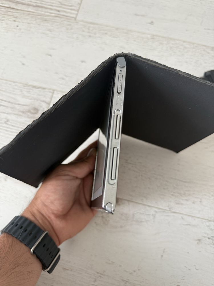 Ebook reader cu display luminat