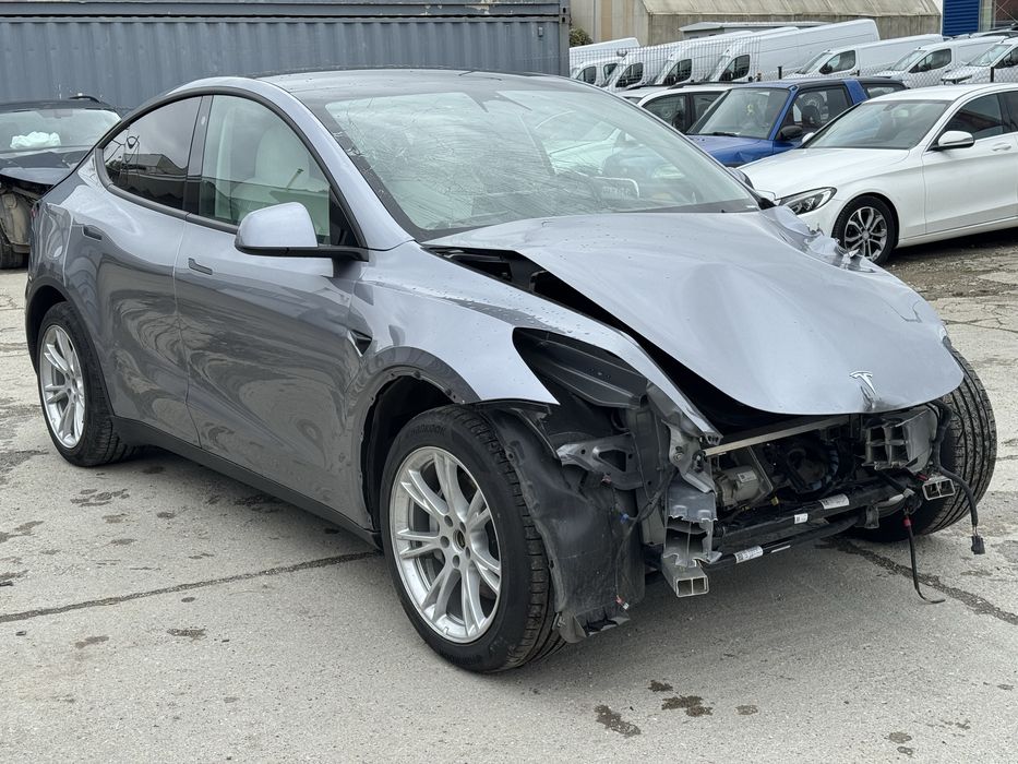 Tesla Y Performance Long Range Dual Motor AWD avariat