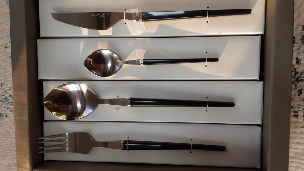 Продам набор  ложек, вилок, ножей