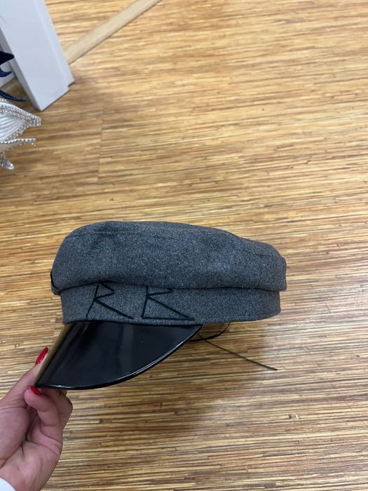 Шапка на R.B  цвят сиво с черна козирка