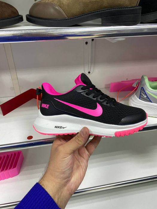 Женские новые кроссовки разные