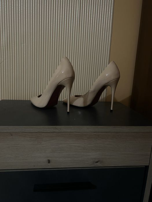 Дамски обувки на висок ток