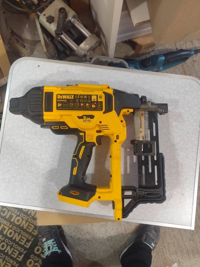 Акумулаторен безчетков такер за скоби Девалт Dewalt DCFS950