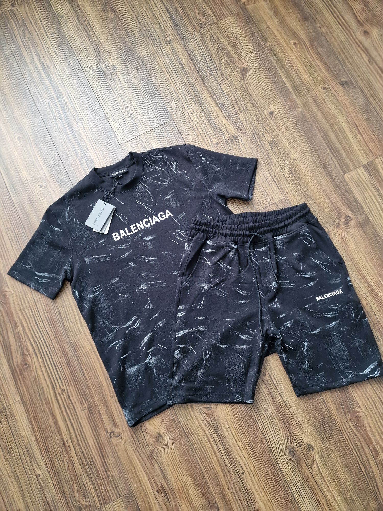 Мъжки екип къси панталони и тениска BALENCIAGA размер S M L XL 2XL 
На