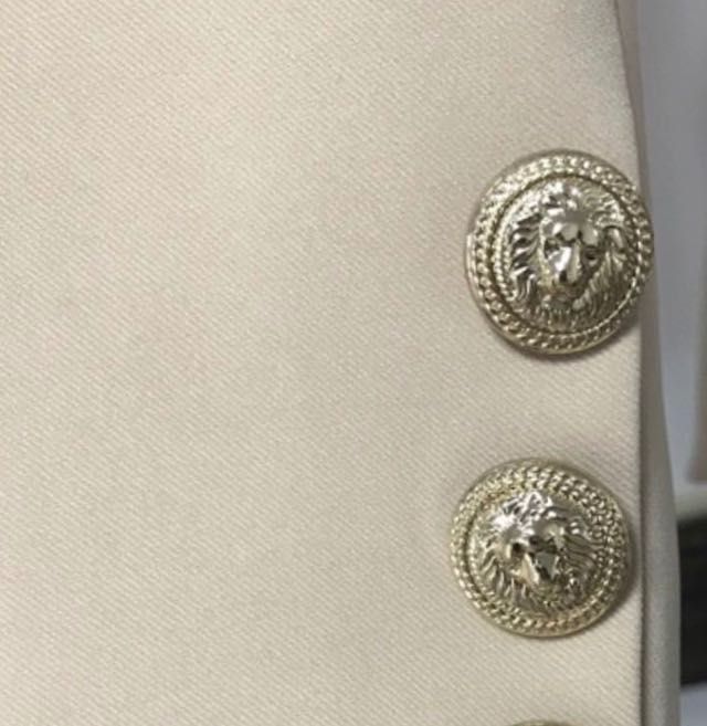 Стильный бежевый пиджак с золотыми пуговицами (в стиле Balmain)