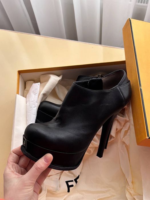 Дамски боти до глезена Fendi