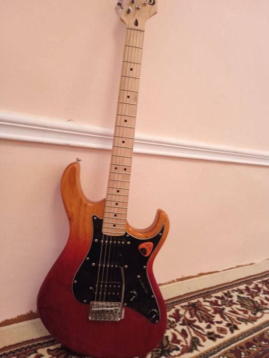 Cort Gitara sotiladi. Holati alo