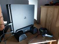 PlayStation 4 Slim 1TB + Stand de răcire cu încărcătoare manete