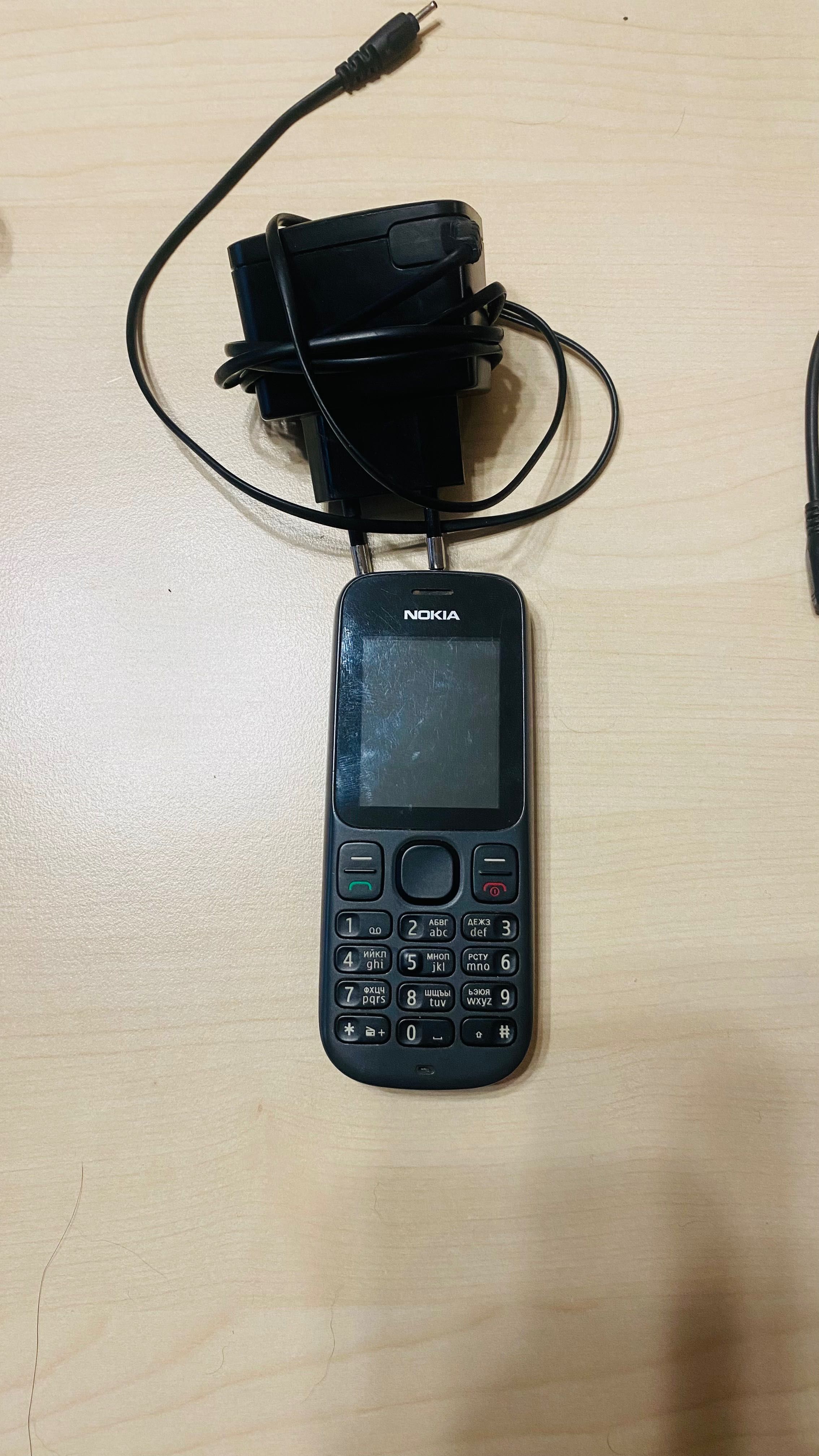 Телефони Samsung и Nokia със зарядно устройство.