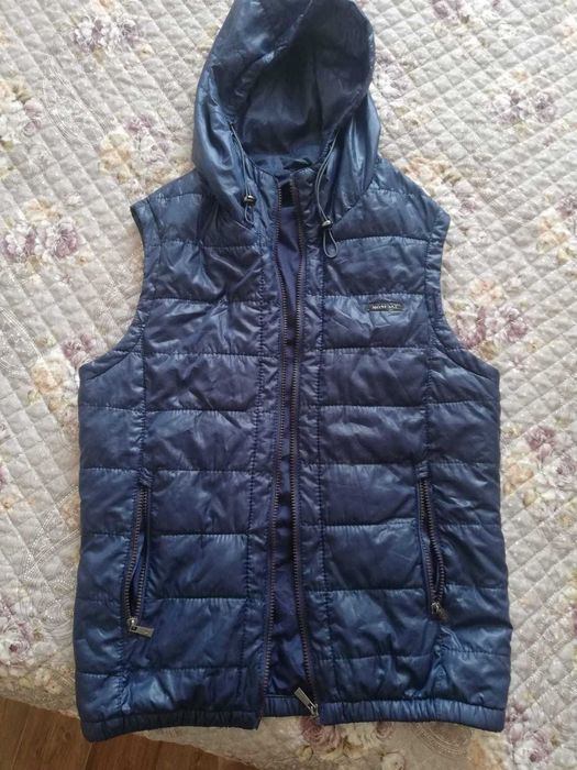 безрукавка с капюшоном