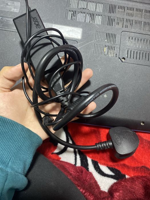 Laptop aspire 3 NU SE APRINDE