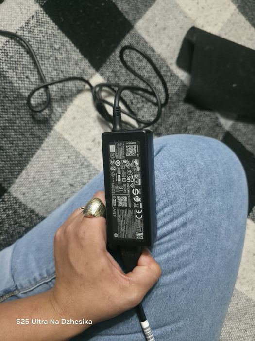 Лаптоп HP със зарядно и калъф