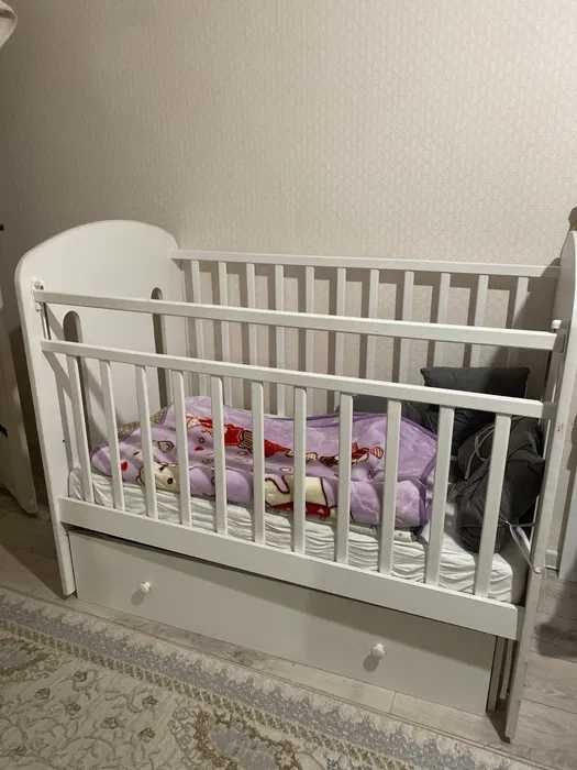 Детский манеж-кровать с бортиками, матрасом и регулировкой высоты