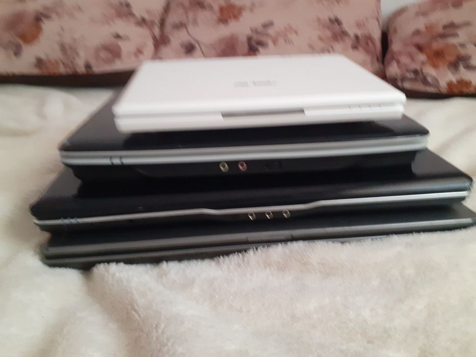 vând laptopuri funcționale doar 2