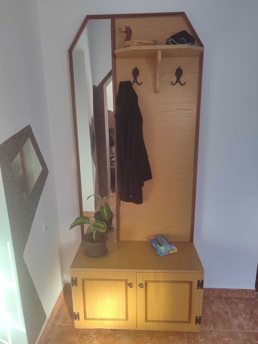 Vând cuier cu pantofar