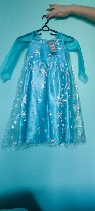 Рокля на Елза от Фроузън с два подаръка светещ ластик и корона