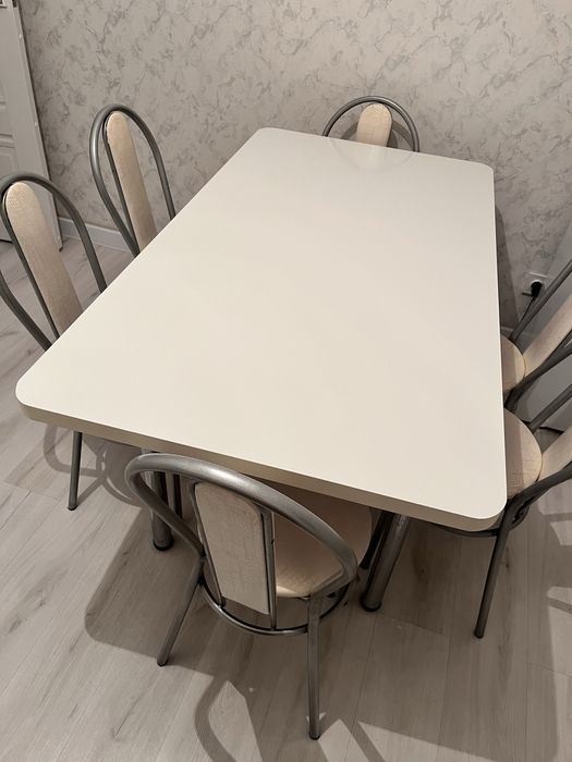 Продается стол и стулья