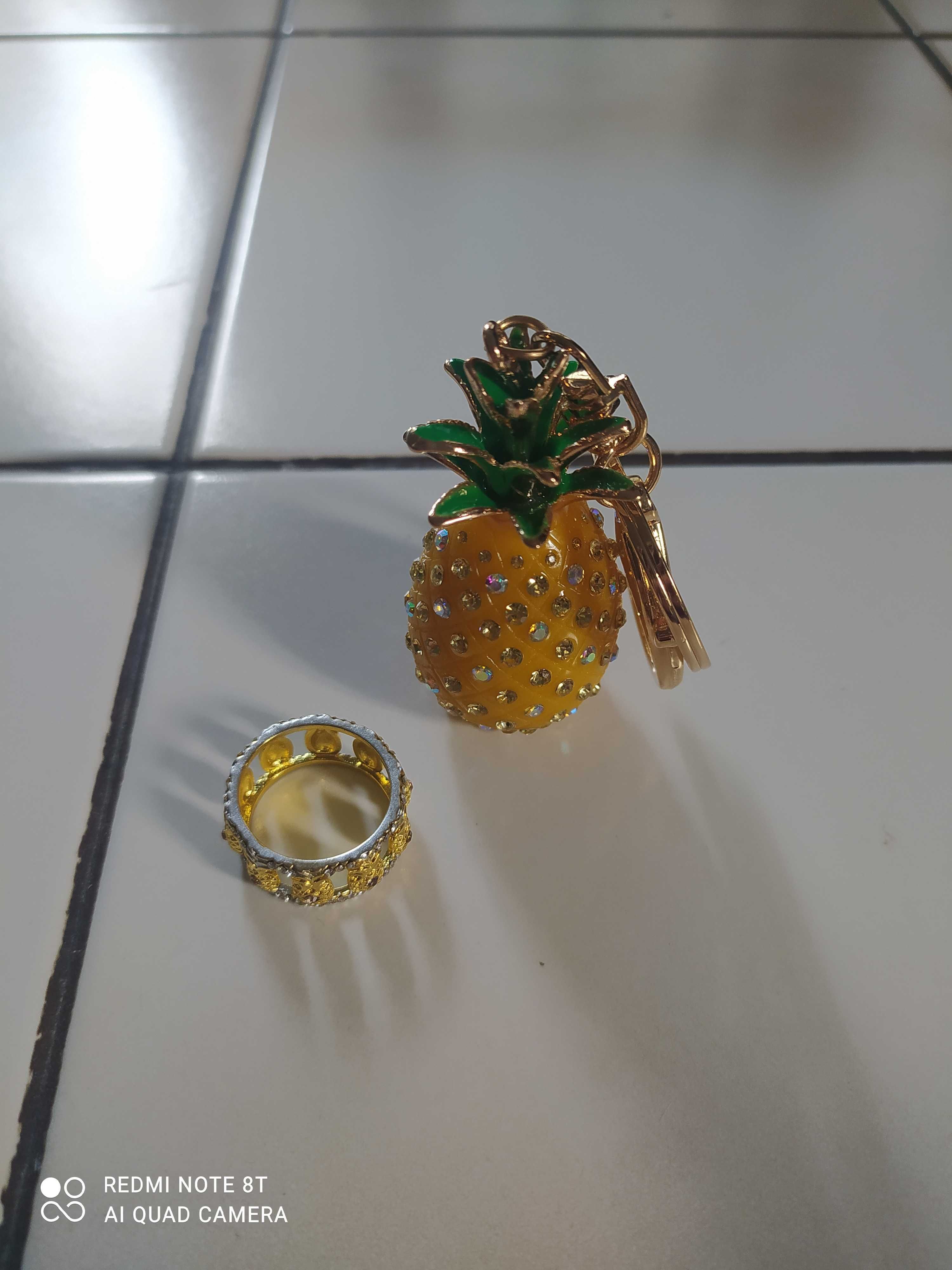 Продавам ключодържател с формата на ананас и пръстен с ананаси