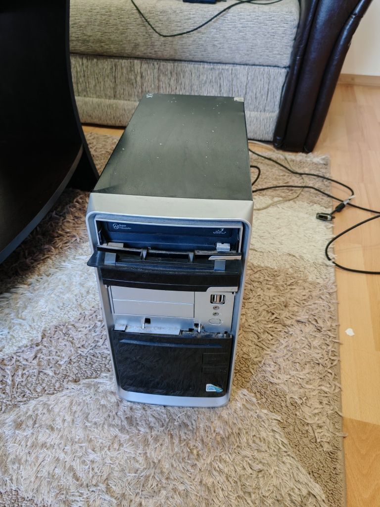 Работещ настолен компютър.