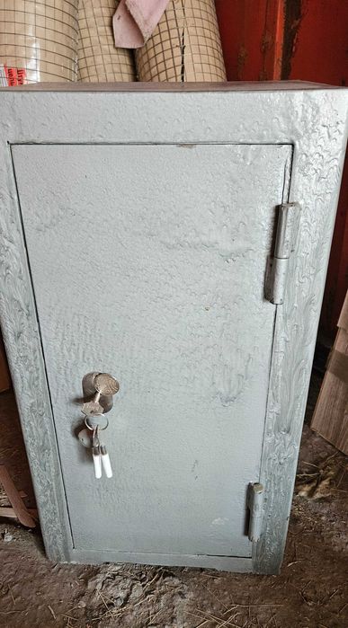 Продам сейф металлический