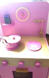 Bucătărie roz, din lemn, pentru copii