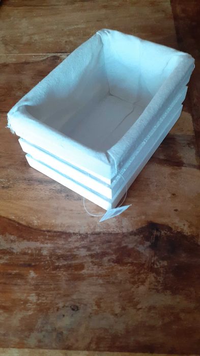 дървена щайга с бежова подплата от естествен материал за предмети