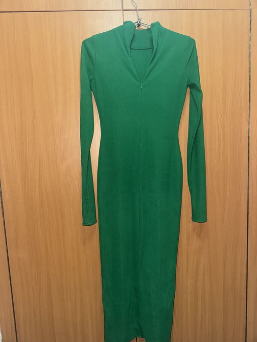 Платье с длинным разрезом по фигуре