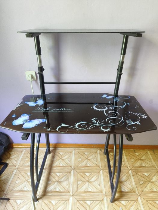 Отдам даром  стол письменный с полкой.