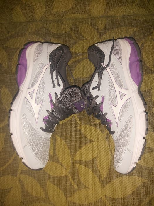 Маратонки Mizuno, Nike, Adidas и HOKA