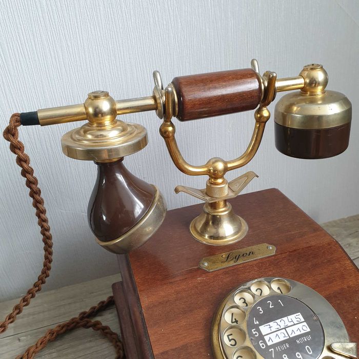 Стар дървен телефон марка "Лион"