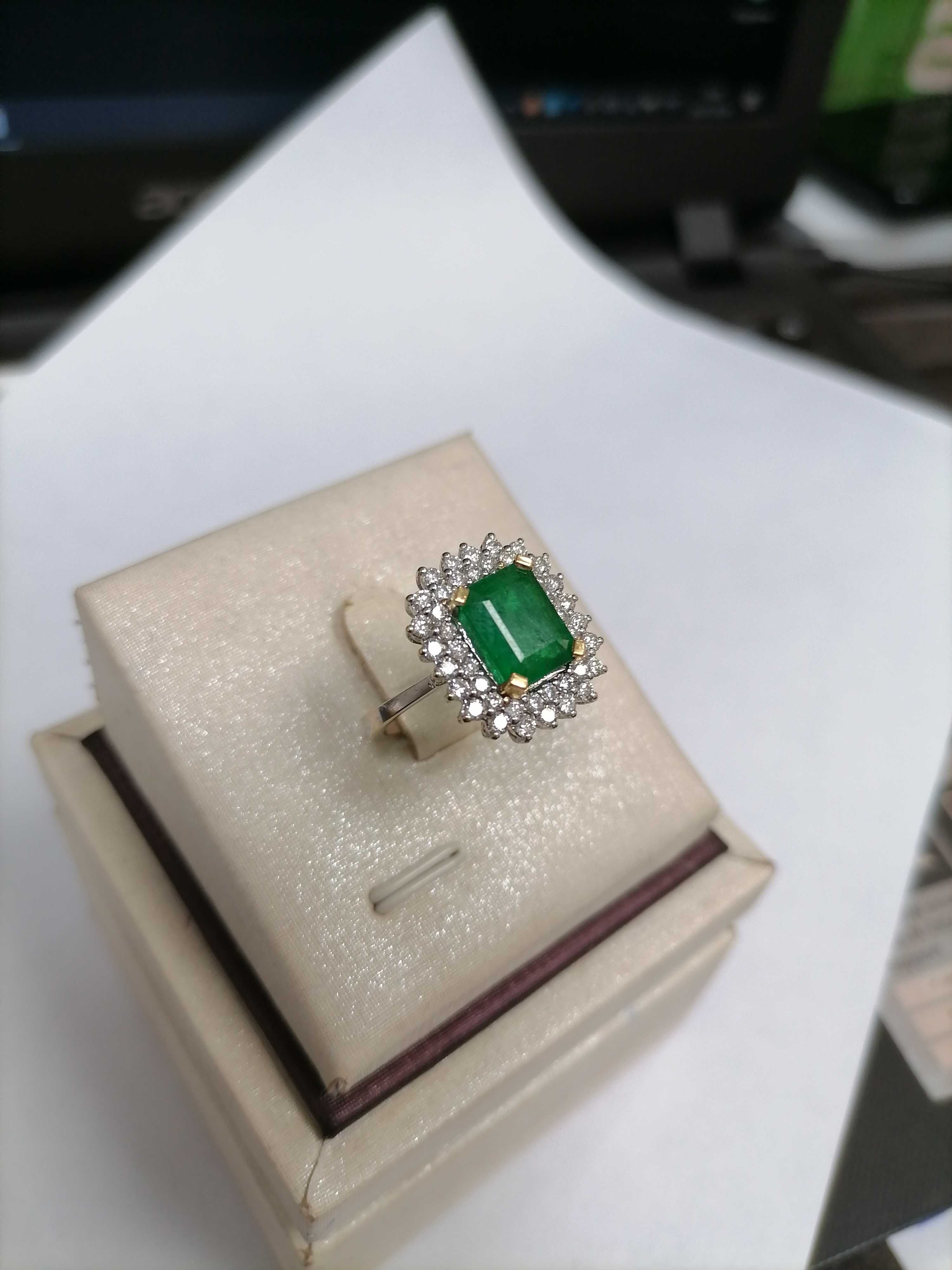 Кольцо с изумрудом и бриллиантами