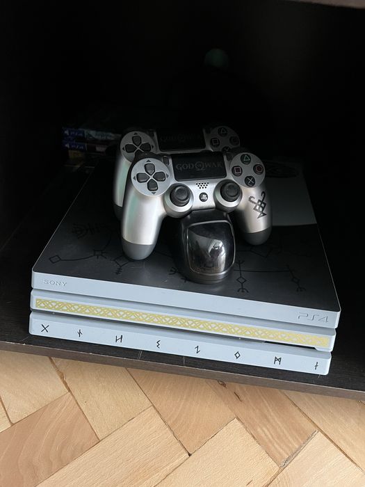 Playstation 4 PRO Limited Edition God of War !