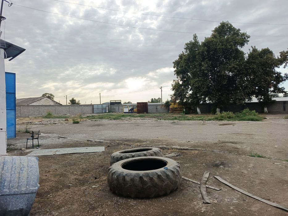 Здравствуйте срочно продаю земля с помещением