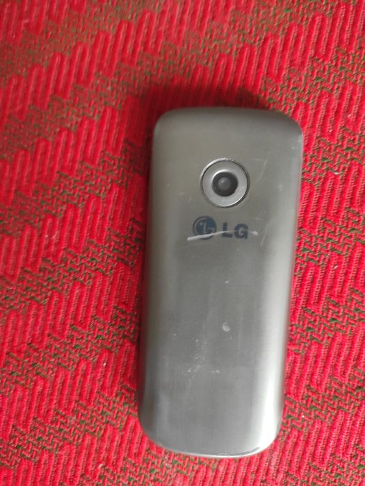 Telefon LG cu taste și cameră, mic, robust si practic
Telefonul este p