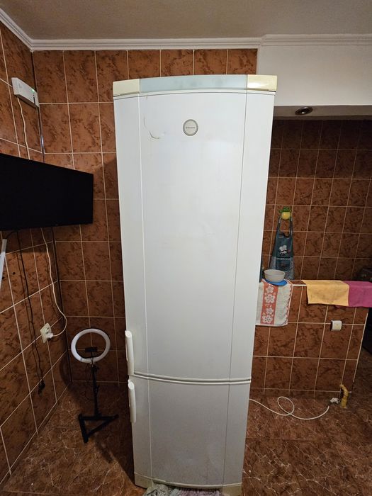 Frigider vechi in stare bună