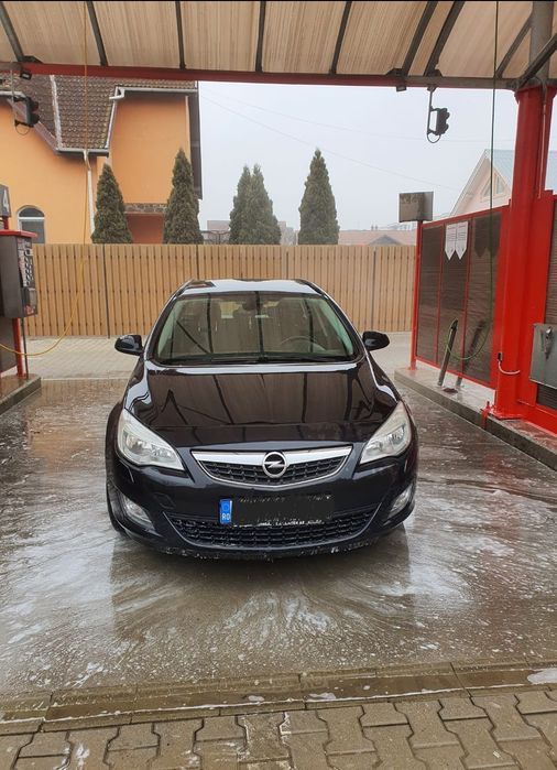 Vând Opel Astra J 2011