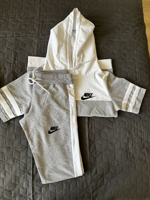 Сив/бял/ черен спортен екип Nike