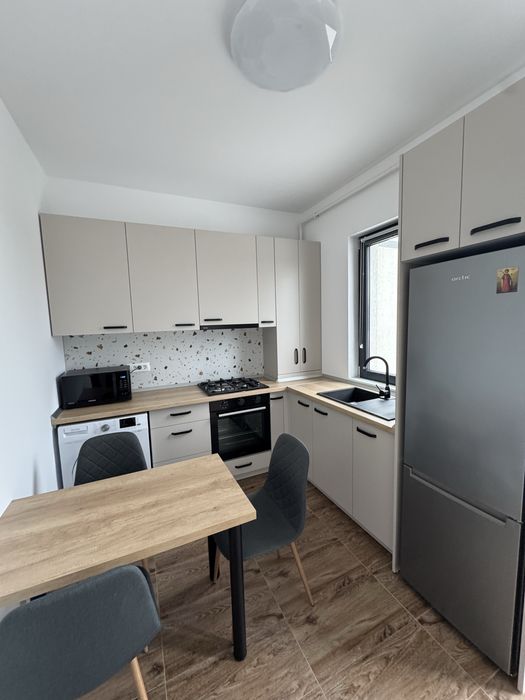 Inchiriez apartament 2 camere in cartierul 23 august